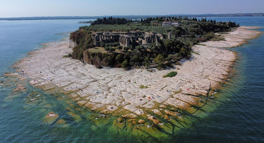 意大利加尔达湖因干旱湖底岩石露出