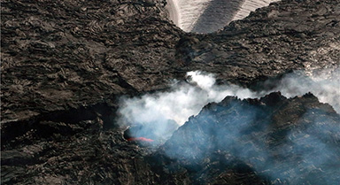 美国夏威夷莫纳罗亚火山开始喷发