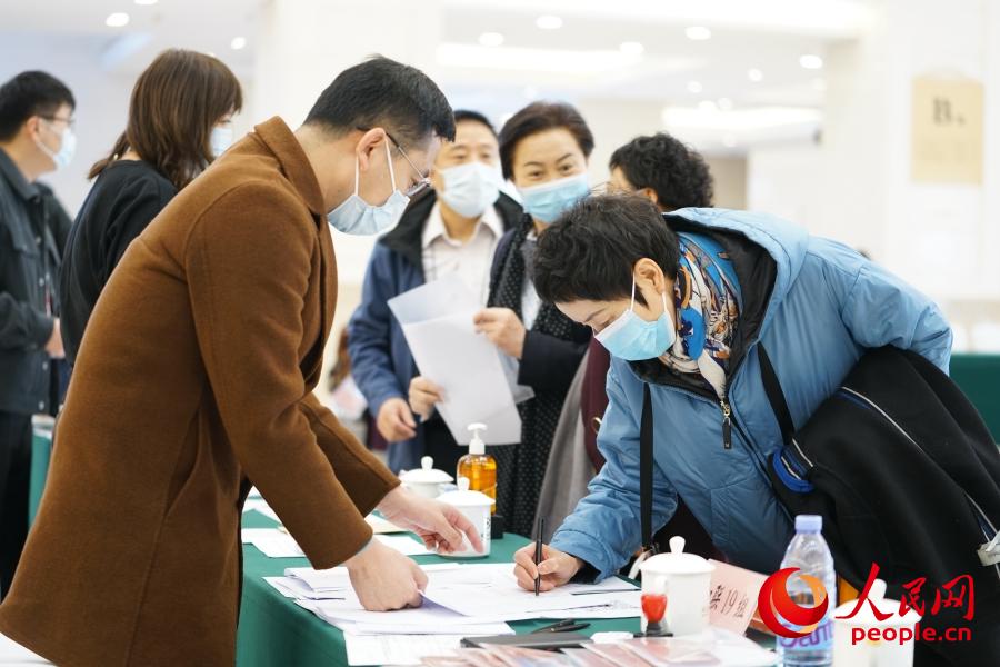 [양회] 전국정협 위원 속속 도착