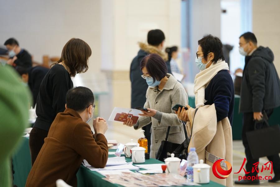 [양회] 전국정협 위원 속속 도착