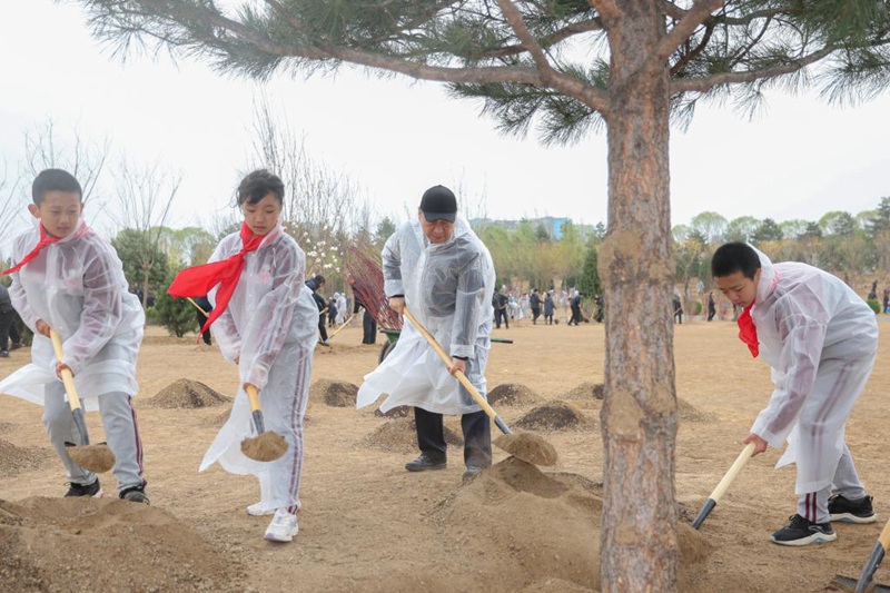 시진핑 주석, 나무심기 행사 참석…“조림-녹화 열풍 일으켜 중국을 새롭게 가꾸자”