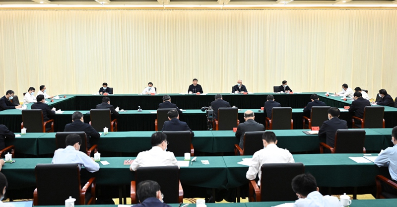 시진핑 주석, 네이멍구 바옌나오얼 시찰 및 사막화 종합방지 강화와 3북 등 중점 생태공정 건설 촉진 좌담회 주재