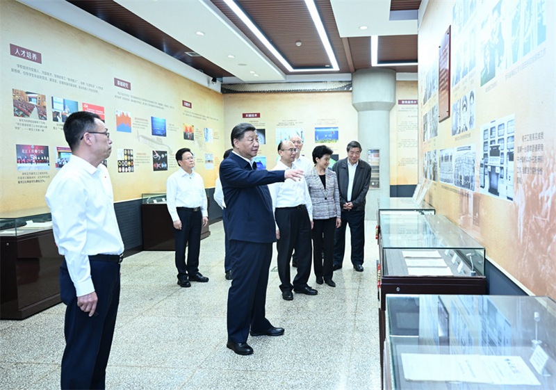 시진핑 주석이 7일 오전 하얼빈공정대학교 하군공(哈軍工)기념관을 둘러보고 있다.