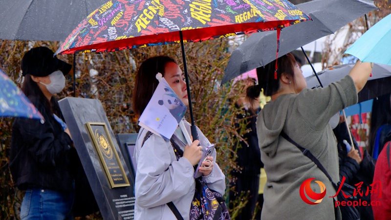 ‘푸바오’ 3일 귀국, 한국 팬들 궂은 날씨에도 배웅 나와