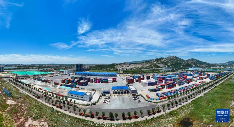 상하이협력기구(롄윈강) 국제물류기지 중국 해외운송 컨테이너기지 [2024년 6월 26일 드론 촬영/사진 출처: 신화사]