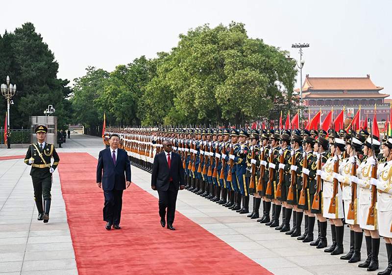 시진핑 주석은 회담에 앞서 인민대회당 동문 밖 광장에서 엠발로 기니비사우 대통령을 위한 환영식을 연다.