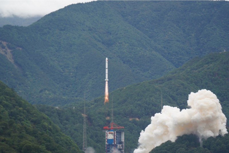 중국과 프랑스가 공동 개발한 감마선 폭발 관측용 위성 SVOM(Space Variable Objects Monitor)이 운반로켓 창정(長征) 2호 병(丙)에 실려 발사되고 있다. [6월 22일 촬영/사진 촬영: 천하오제(陳昊杰)]