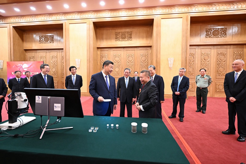 시진핑 주석, 달 탐사 프로젝트 창어 6호 임무 대표들 접견 및 달 샘플-달 탐사 프로젝트 성과전 참관