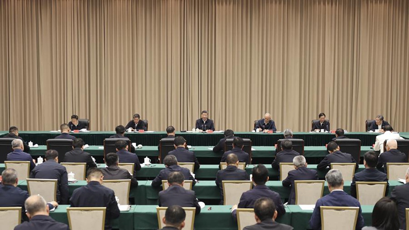 시진핑 주석이 17일 오후 하이난성 싼야에서 하이난성 당위원회와 성 정부 업무보고를 듣고 중요 연설을 하고 있다.