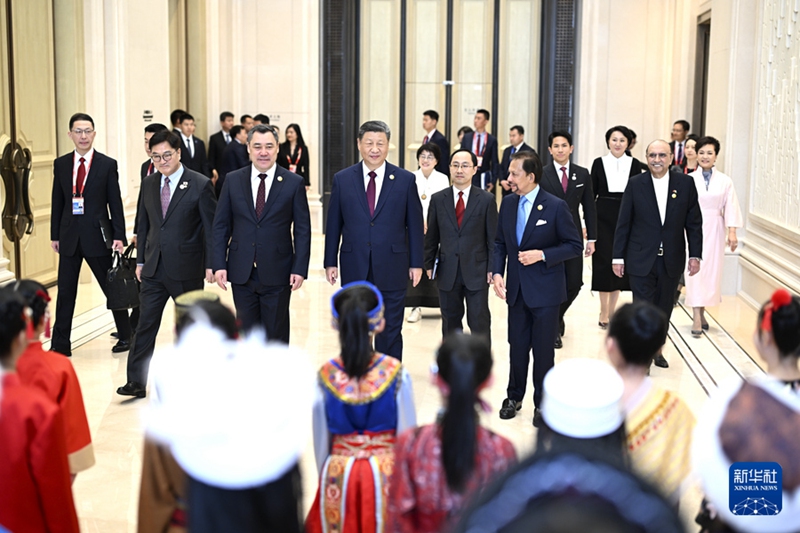 시진핑 주석과 부인 펑리위안 여사, 제9회 동계 아시안게임 개막식 참석 국제 귀빈 위한 환영연회 열어