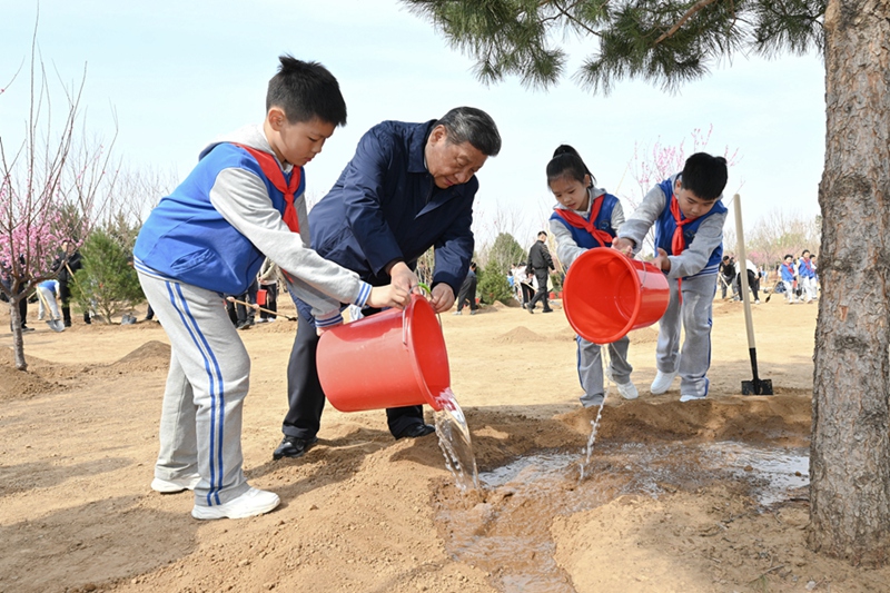시진핑 등 당과 국가 지도자, 식목행사 참석