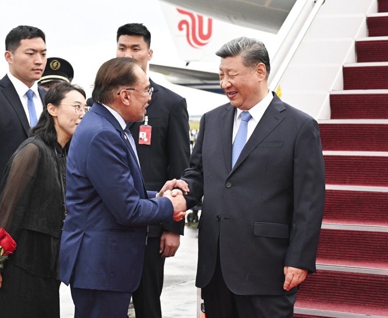전용기가 쿠알라룸푸르 국제공항에 도착하자 안와르 이브라힘 말레이시아 총리가 열정적으로 영접하고 있다.