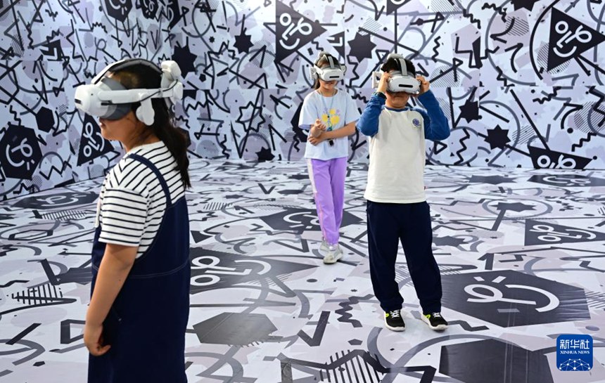 제3회 중국(안후이) 과학기술 혁신 성과 전환 교류회에서 어린이들이 VR 장비를 체험하고 있다. [4월 26일 촬영/사진 출처: 신화사]