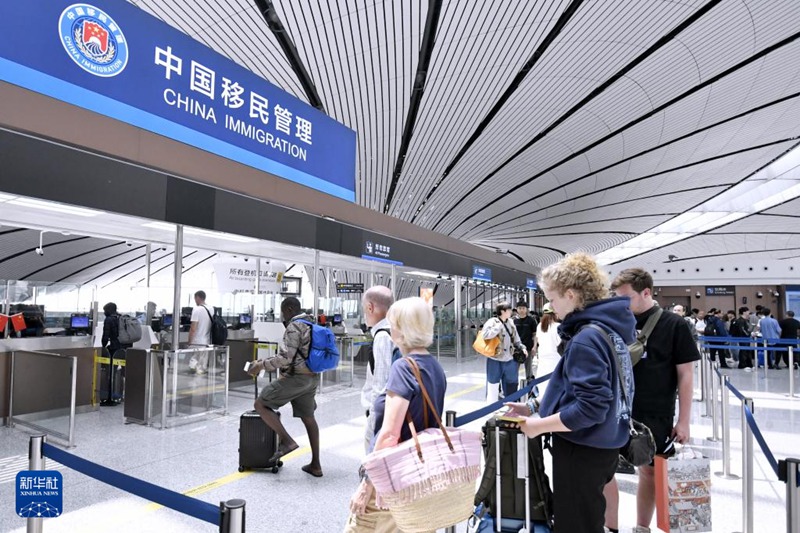 분주한 베이징 다싱공항 국경검문소