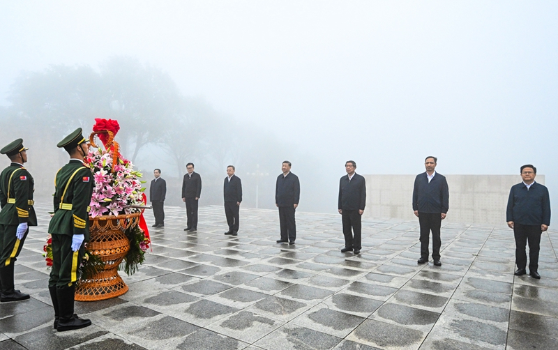 시진핑 총서기,  산시성 양취안시서 항일 전쟁 열사들에게 헌화 및  백단대전 기념관 참관