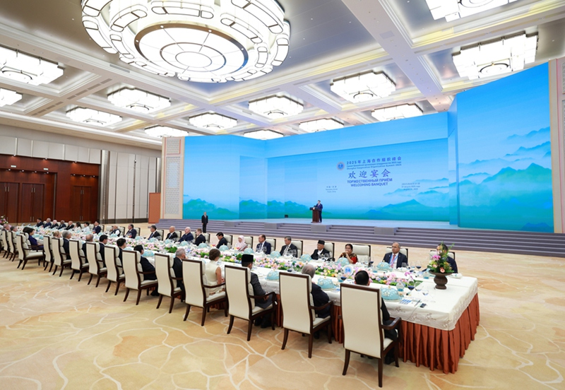 시진핑 주석과 부인 펑리위안 여사, 2025년 SCO 정상회의 참석 국제 귀빈 위한 환영연회 열어
