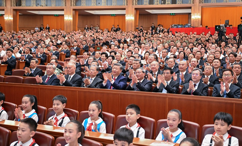 시진핑, 최고지도부-노병들과 중국인민항일전쟁 및 세계반파시스트전쟁 승리 80주년 기념 문예공연 관람