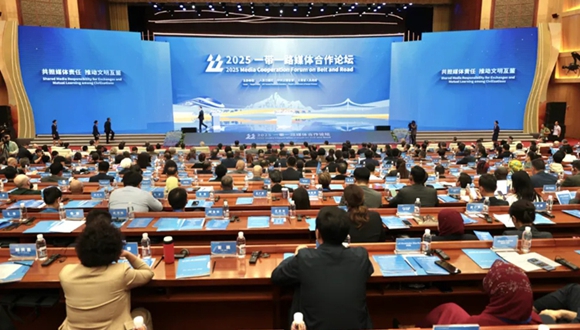 2025 ‘일대일로’ 미디어협력포럼, 16일 쿤밍서 개최2025 ‘일대일로’ 미디어협력포럼이 16일 윈난성 쿤밍시에서 개최되었다. 87개 국가 및 국제∙지역 기구, 165개 매체에서 외국 측 대표 200여 명이 참석했다.포럼 참석자들은 2013년 시진핑 주석이 ‘일대일로’ 구상을 제안한 이후 ‘일대일로’ 공동 건설이 풍성한 성과를 거두면서 널리 환영받는 국제 공공재 및 국제 협력 플랫폼으로 자리잡았다고 평가하고 있다. 더보기>