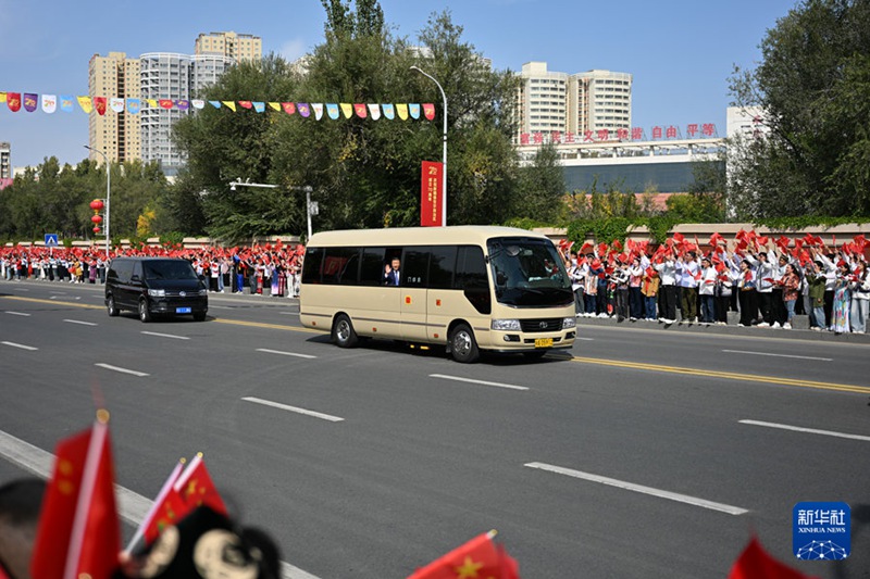시진핑, 중앙대표단 이끌고 우루무치 도착…신장웨이우얼자치구 성립 70주년 경축행사 참석