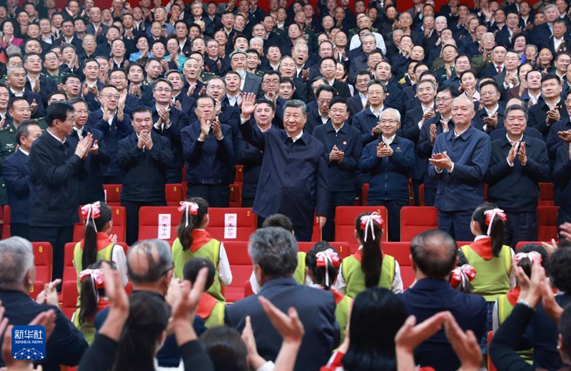 시진핑 주석, 신장위구르자치구 설립 70주년 축하 공연 관람