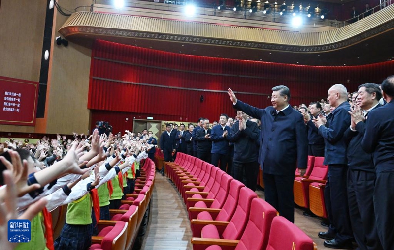 시진핑 주석, 신장위구르자치구 설립 70주년 축하 공연 관람