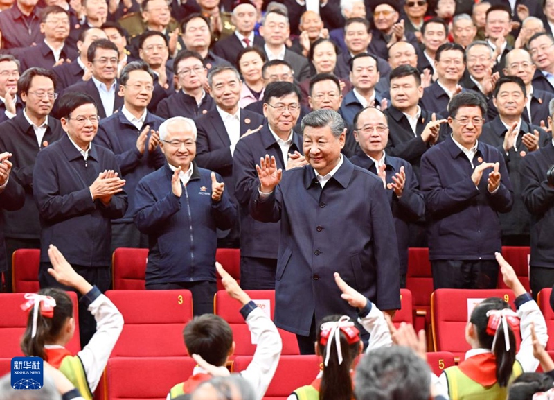 시진핑 주석, 신장위구르자치구 설립 70주년 축하 공연 관람