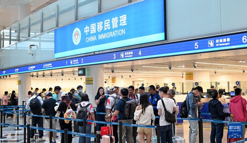 하이커우 메이란(美蘭) 출입국 관리소에서 입국 여행객들이 출입국 수속을 위해 대기 중이다. [10월 15일 촬영/사진 출처: 신화사]