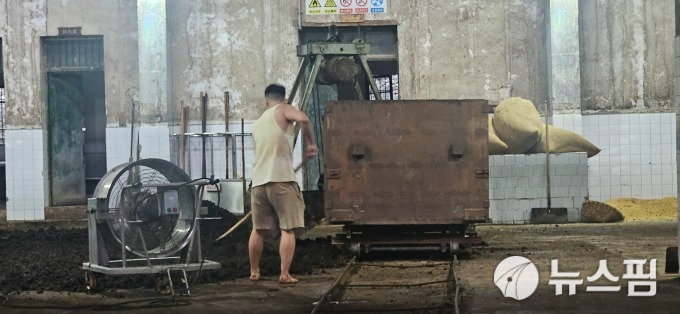 중국 마오타이의 원 공장(마오타이의 근원)에서 직원이 원료를 배합하고 있다. 중국주문화성인근에 위치한 이 공장은 마오타이의 발상지로서, 장향형 마오타이 백주가 최초로 만들어진 곳이다.