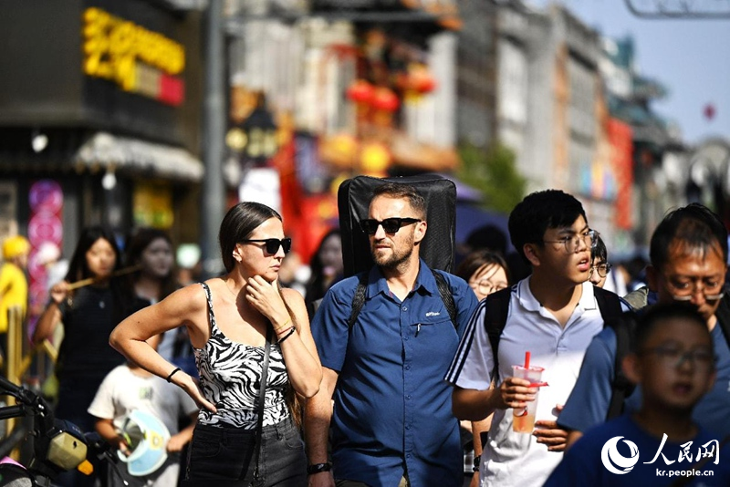[인민일보 평론] 휴일 문화관광 열풍…中 경제의 활력 보여주는 ‘바로미터’