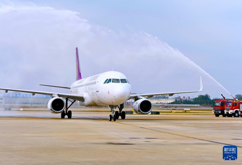 프놈펜에서 온 에어 캄보디아 소속 여객기가 푸저우 창러(長樂) 국제공항에 도착해 워터 살루트(Water Salute)를 받고 있다. [10월 26일 촬영/사진 출처: 신화사]