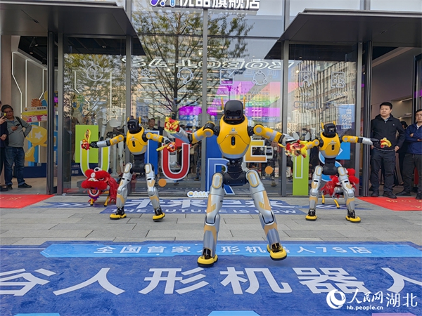 中 첫 휴머노이드 로봇 7S 매장 오픈