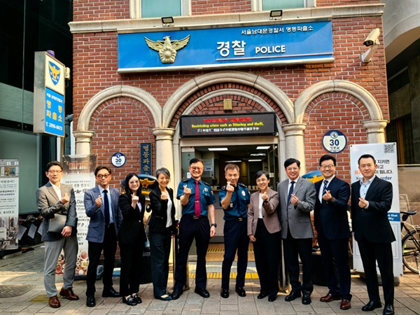 중훙눠 주한 중국대사관 공사참사관 겸 총영사 (오른쪽 세 번째)와 마카오 특별행정구 관광청 국장(오른쪽 네 번째)이 서울 명동파출소를 방문하고 있다. (자료 시진)