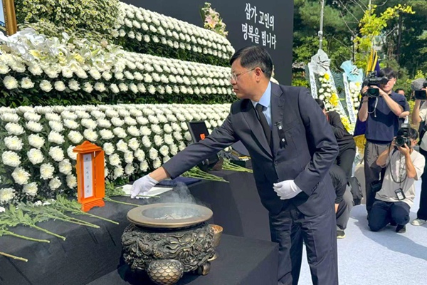 중홍눠 총영사가 중국 국민 구출 중 순직한 한국 인천해경 이재석을 추모하며 깊은 애도와 경의를 표하고 있다. (자료 시진)