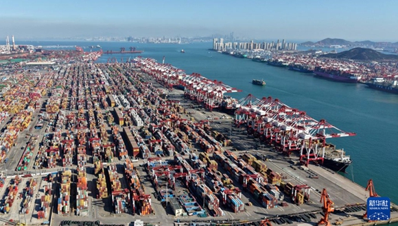 中 산둥항구 칭다오항, 연간 화물 물동량 다시 7억t 돌파12월 8일, 산둥항구 칭다오항의 2025년 누적 화물 물동량이 7억t을 돌파했으며, 이는 2024년보다 15일 앞선 기록이다.소개에 따르면, 올해 들어 칭다오항은 국제 물류 항로 네트워크를 지속적으로 확대하고 있으며, 약 240개의 항로가 전 세계 180여 개국 700여 개 항구를 연결하고 있다. 이를 통해 ‘신3양(新三样: 리튬이온 배터리, 태양광 제품, 전기차)’ 제품, 고급 장비, 정밀 기기등 고부가가치 화물이 전 세계로 수출되며, 중국과 신흥 시장 간 무역의 ‘황금 통로’ 역할을 하고 있다.더보기>