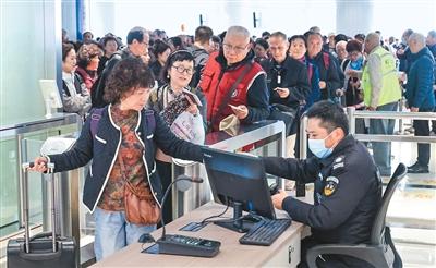 中, 지난해 출입국자 6억 9700만 명…역대 최대