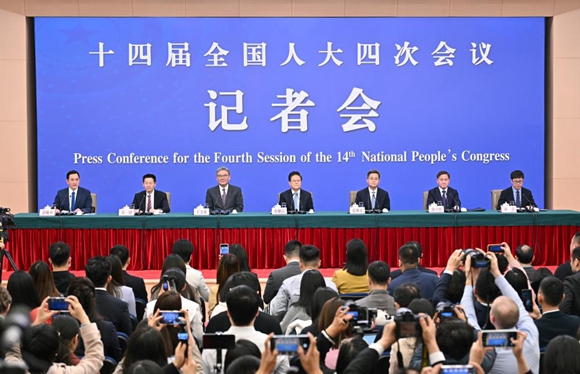 [중국 양회] 발개위 주임 “2030년 말까지 AI 관련 산업 규모 10조 위안 이상으로 확대”