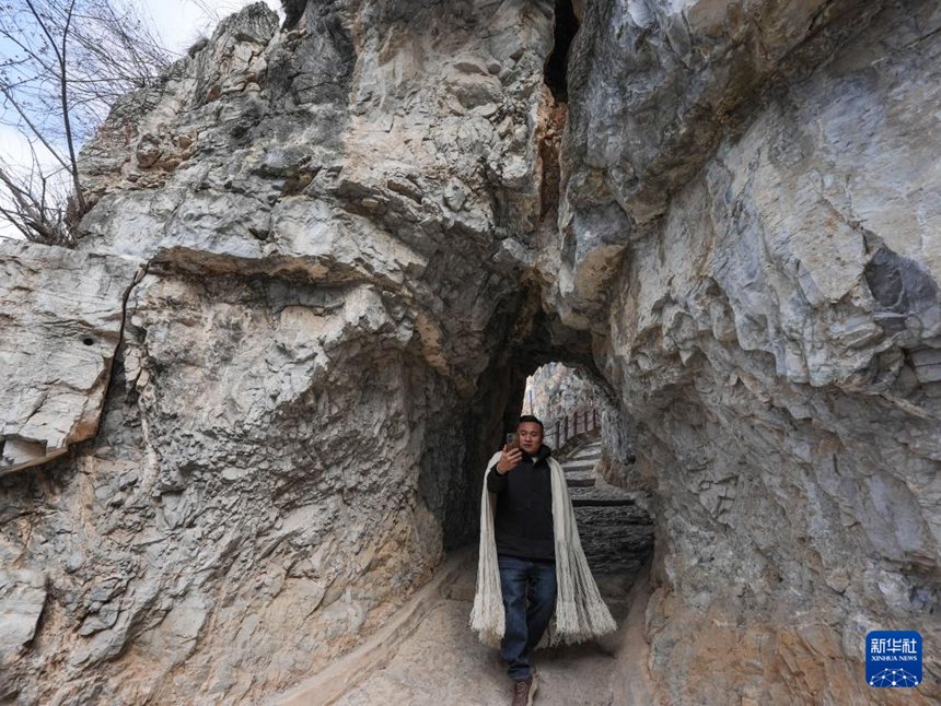 中 전인대 대표 정왕춘, ‘산속 절벽마을’ 인기 관광지로 바꾸다