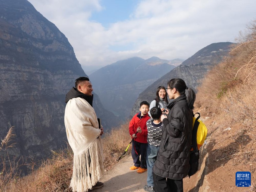 中 전인대 대표 정왕춘, ‘산속 절벽마을’ 인기 관광지로 바꾸다