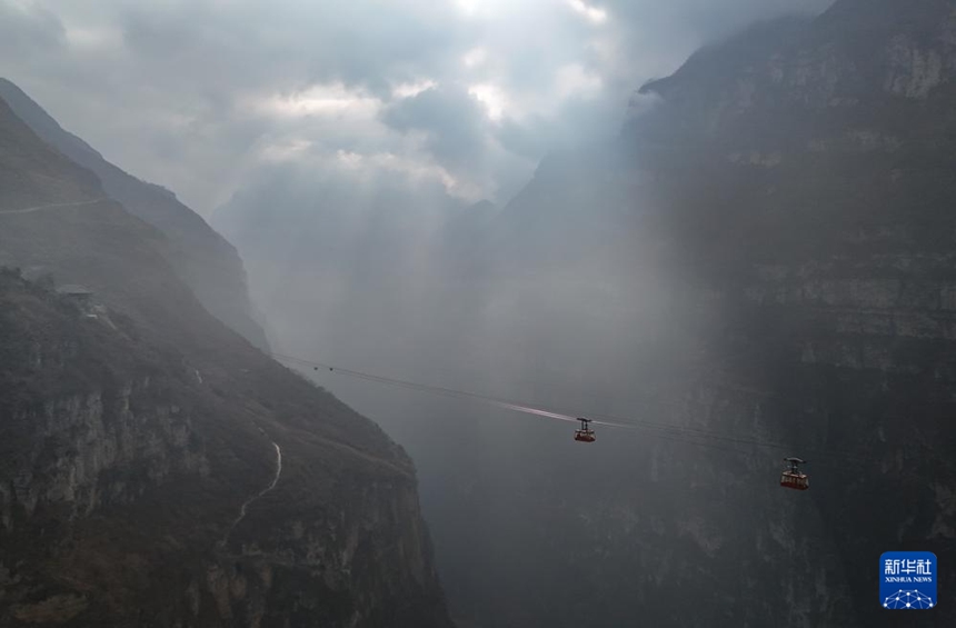 中 전인대 대표 정왕춘, ‘산속 절벽마을’ 인기 관광지로 바꾸다