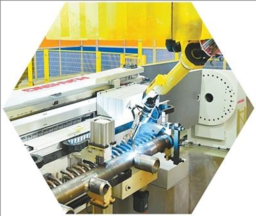 저장(浙江) 자싱(嘉興) 경제개발구 청난(城南)가도[街道: ‘구(區)’ 아래의 작은 행정단위로 한국의 ‘동’에 해당]의 한 기업에서 로봇이 강철 파이프를 용접 중이다. 로봇의 투입이 생산효율을 높이고, 용접 리스크를 줄였다. [사진 출처: 인민시각/촬영: 장치(張琦)]