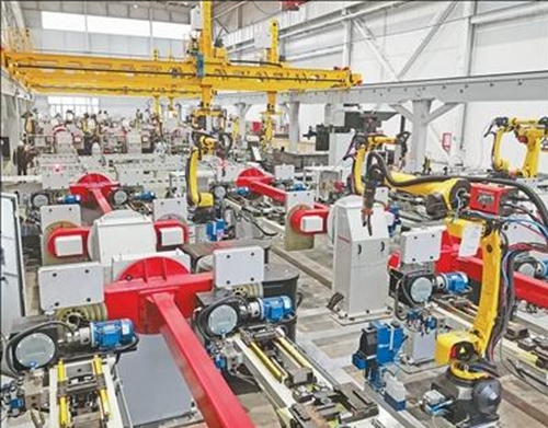 후난(湖南) 류양(瀏陽)시의 생산공장, 창사(長沙)화헝(華恆)로봇시스템유한공사에서 자체 연구생산한 공업 로봇이 작업 중이다. [사진 출처: 인민시각/촬영: 쑤줘위(蘇卓玉)]