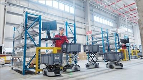 징둥(京東, JD닷컴)물류 아시아1호 인공지능 산업단지에서 로봇이 화물을 운반 중이다. [사진 출처: 인민시각/촬영: 둥펑룽(董鵬龍)]