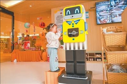 허난(河南) 뤄양(洛陽)시 인빈(伊濱)구 위탁교육종합서비스센터에서 어린이가 AI 진단로봇으로 신체검사를 받는다. [사진 출처: 영상중국(影像中國)/촬영: 니루이(倪睿)]