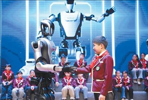 장쑤(江蘇) 하이안(海安)시 청난(城南)실험초등학교에서 학생과 로봇이 소통한다. [사진 출처: 영상중국/촬영: 구빈빈(顧彬斌)]
