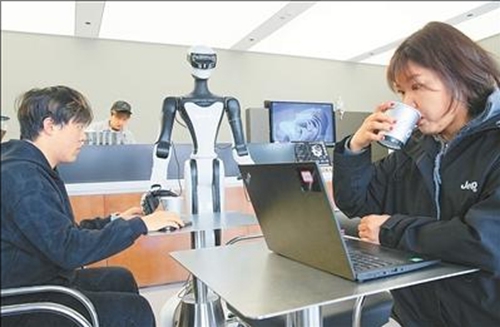 저장(浙江) 후저우(湖州)시 모간산(莫干山) 하이테크산업개발구 로봇 카페에서 로봇이 커피를 서빙한다. [사진 출처: 영상중국/촬영: 왕수청(王樹成)]