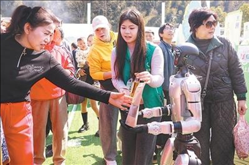 장시(江西) 핑샹(萍鄉)시 샹둥(湘東)구 둥차오(東橋)진 시장에서 휴머노이드 로봇이 안내 도우미로 변신해 농촌 특산품을 판매한다. [사진 출처: 인민시각/촬영: 우웨이(吳偉)]