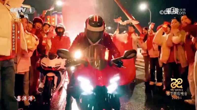 2025년 ‘춘완’(春晚: 중국 음력설 특집방송)에서 장쉐지처 오토바이가 첸쓰먼(千廝門)대교를 지나가고 있다.