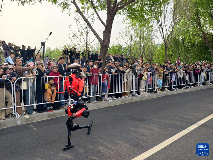 2026 휴머노이드 로봇 하프마라톤 개최…우승 로봇 ‘산뎬’, 인간 세계 기록 경신