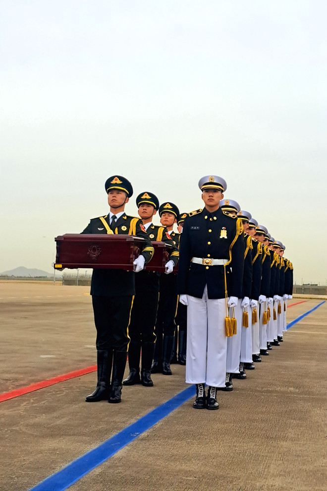 22일 오전 중국과 한국이 한국 인천국제공항에서 ‘제13차 재한 중국인민지원군 열사 유해 인도식’을 공동 개최했다. 