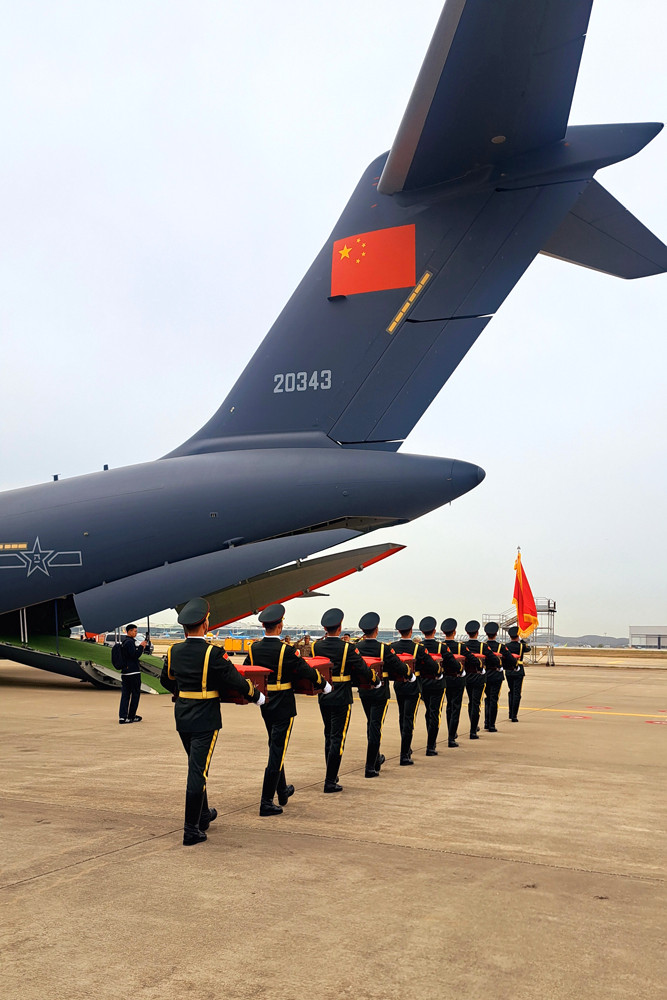 22일 오전 중국과 한국이 한국 인천국제공항에서 ‘제13차 재한 중국인민지원군 열사 유해 인도식’을 공동 개최했다. 